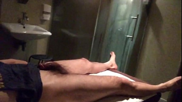 Kỹ Thuật Viên Nam Massage Xong Sục Cặc Giúp Khách